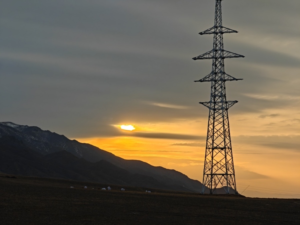 雪域电塔的傍晚交响.jpg