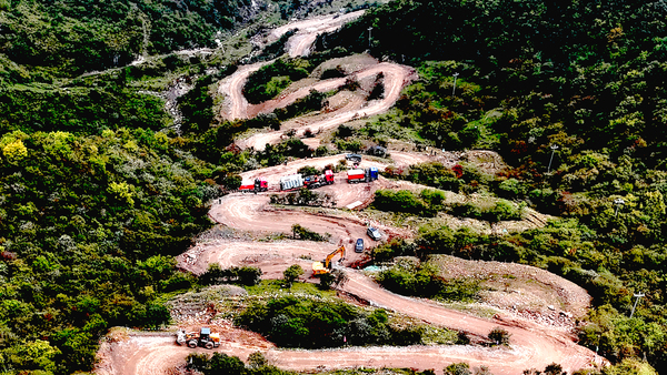 白草坡70MW光伏发电项目现场，整个项目部人员坚守岗位，成功将沉达65吨的主题主变压器安全运抵海拔2940米的升压站，以实干担任为国庆献礼。（摄影人：张博）.jpg