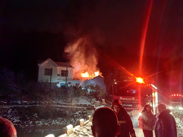 水电九局一线工人勇救九旬老人显担任（摄：水电九局 王宇欣）（2）.jpg