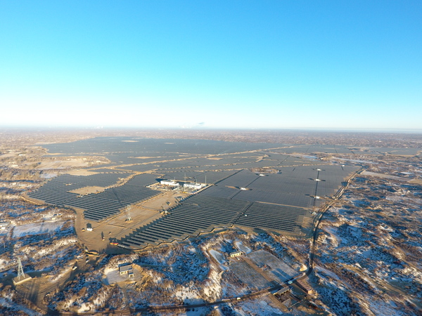 榆林江山永宸新能源有限公司330MW光伏发电项目，截至2017年国内最大的集中式光伏发电项目.JPG